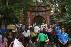 Đông đảo du khách thập phương đến dâng hương tại Đền Thượng. (Ảnh: Thành Đạt/TTXVN)