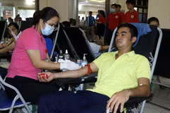 Người dân thành phố Lào Cai tham gia hiến máu tình nguyện tại Chương trình. (Ảnh: Quốc Khánh/TTXVN)