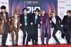Các thành viên ban nhạc BTS tại lễ trao giải thưởng âm nhạc ở Seoul, Hàn Quốc. (Ảnh: YONHAP/TTXVN)
