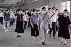 Người dân đeo khẩu trang phòng dịch COVID-19 tại Hong Kong, Trung Quốc ngày 13/8/2020. (Ảnh: THX/TTXVN)