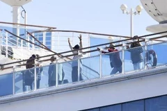 Hành khách trên du thuyền Diamond Princess tại cảng Yokohama, Nhật Bản ngày 13/2/2020. (Ảnh: Kyodo/TTXVN)