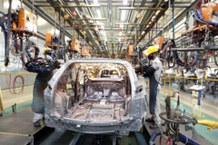 Dây chuyền lắp ráp ô tô du lịch tại nhà máy của Công ty Cổ phần Ô tô Trường Hải (Thaco) trong Khu kinh tế mở Chu Lai, huyện Núi Thành, tỉnh Quảng Nam. (Ảnh: TTXVN)