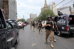 Nhân viên an ninh phong tỏa hiện trường vụ tấn công nhằm vào Sở giao dịch chứng khoán Pakistan tại Karachi, Pakistan ngày 29/6/2020. (Ảnh: THX/TTXVN)