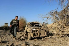 Lực lượng an ninh Afghanistan điều tra tại hiện trường vụ đánh bom xe nhằm vào tòa nhà chính quyền huyện Ghani Khel, tỉnh Nangarhar ngày 3/10/2020. (Ảnh: Reuters/TTXVN)