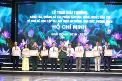 Trao giải cho các tập thể có thành tích xuất sắc. (Ảnh: Phương Hoa/TTXVN)