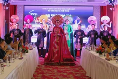 Biểu diễn áo dài truyền thống. (Ảnh: Tường Vi - TTXVN)