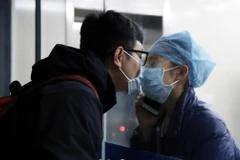 Câu chuyện đằng sau nụ hôn qua vách kính của nữ y tá chống COVID-19