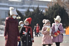 Người dân đeo khẩu trang đề phòng lây nhiễm bệnh viêm đường hô hấp cấp COVID-19 ở Bình Nhưỡng, Triều Tiên ngày 6/2/2020. (Ảnh: AFP/TTXVN)