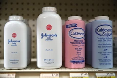 Sản phẩm phấn rôm dành cho trẻ em của Johnson & Johnson được bày bán tại cửa hàng ở San Anselmo, California, Mỹ ngày 18/10/2019. (Ảnh: AFP/TTXVN)
