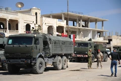 Binh sỹ Nga được triển khai tại khu vực Khan Sheikhun, ngoại ô Idlib. (Ảnh: AFP/TTXVN)