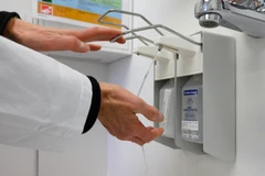 Rửa tay để phòng tránh lây nhiễm COVID-19 tại Stuttgart, miền nam nước Đức, ngày 2/3/2020. (Ảnh: AFP/TTXVN)