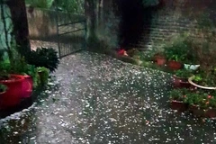 Mưa đá xuất hiện tại xã Cam Đường, thành phố Lào Cai. (Ảnh: Quốc Khánh/TTXVN)