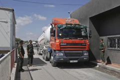 Xe chở nhiên liệu di chuyển qua cửa khẩu Kerem Shalom, phía Nam Dải Gaza ngày 15/8/2018. (Ảnh: AFP/TTXVN)