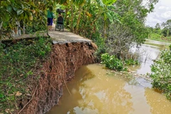 Điểm sạt lở xảy ra ngày 14/6/2020 trên kênh Thạnh Đông qua khu vực Khánh Hưng, phường Phú Thứ, quận Cái Răng, chia cắt hoàn toàn tuyến đường giao thông tại đây. (Ảnh: Thanh Liêm/TTXVN)