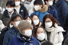 Người dân đeo khẩu trang phòng dịch viêm đường hô hấp cấp do virus COVID-19 tại Hokkaido, miền Bắc Nhật Bản. (Ảnh: Kyodo/TTXVN)