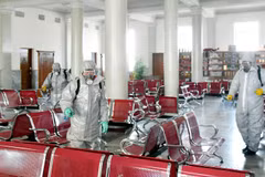 Phun thuốc khử trùng tại một địa điểm công cộng ở Triều Tiên nhằm ngăn chặn sự lây lan của COVID-19, ngày 15/2/2020. (Ảnh: AFP/TTXVN)
