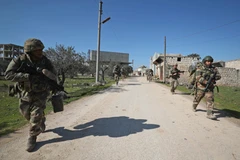 Binh sỹ Thổ Nhĩ Kỳ được triển khai tại làng al-Nayrab, cách thành phố Idlib ở tây bắc Syria 14km về phía đông nam, ngày 20/2/2020. (Ảnh: AFP/TTXVN)