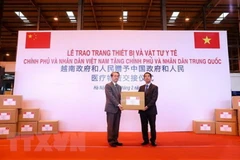 Lễ trao trang thiết bị và vật tư y tế của Chính phủ và nhân dân Việt Nam tặng Chính phủ và nhân dân Trung Quốc. (Ảnh: Thành Đạt/TTXVN)