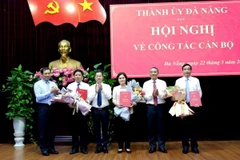Bí thư Thành ủy Đà Nẵng Trương Quang Nghĩa (thứ 2 từ phải sang) trao Quyết định cho các tân Ủy viên Ban Thường vụ Thành ủy Đà Nẵng. (Ảnh: Quốc Dũng/TTXVN)