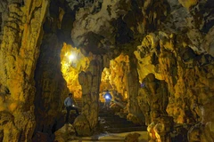 Vẻ đẹp của hang tối động Địch Lộng với vô vàn nhũ và cột đá. (Ảnh: Minh Đức/TTXVN)