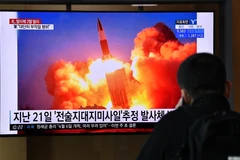 Người dân theo dõi thông tin về vụ phóng tên lửa của Triều Tiên qua màn hình vô tuyến tại một nhà ga ở Seoul, Hàn Quốc ngày 29/2/2020. (Ảnh: AFP/TTXVN)