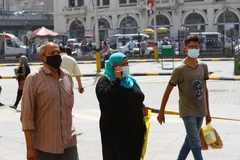 Người dân đeo khẩu trang phòng lây nhiễm COVID-19 tại Cairo, Ai Cập, ngày 29/9/2020. (Ảnh: THX/TTXVN)