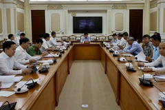 Thường trực Ban Chỉ đạo phòng chống dịch COVID-19 TP. Hồ Chí Minh họp với các sở, ngành, quận, huyện khẩn trương truy vết các trường hợp tiếp xúc liên quan đến hai bệnh nhân 1451 và 1440. (Ảnh: Anh Tuấn/TTXVN)