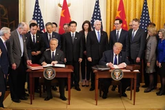 Tổng thống Mỹ Donald Trump (phải, phía trước) và Phó Thủ tướng Trung Quốc Lưu Hạc (trái, phía trước) tại lễ ký thỏa thuận thương mại giai đoạn một ở Washington DC., ngày 15/1/2020. (Ảnh: THX/TTXVN)