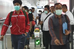 Người dân đeo khẩu trang để phòng tránh lây nhiễm COVID-19 tại nhà ga ở Jakarta, Indonesia, ngày 3/3/2020. (Ảnh: THX/TTXVN)