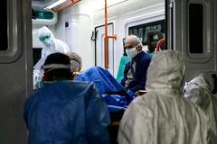 Chuyển bệnh nhân nhiễm COVID-19 tới bệnh viện ở Buenos Aires, Argentina. (Ảnh: AFP/TTXVN)