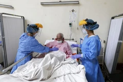 Bệnh nhân nhiễm COVID-19 được điều trị tại bệnh viện ở Lima, Peru ngày 15/4/2020. (Ảnh: AFP/TTXVN)