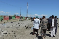 Nhân viên an ninh Afghanistan điều tra tại hiện trường vụ đánh bom liều chết do Taliban thực hiện ở tỉnh Khost ngày 21/4/2020. (Ảnh: THX/TTXVN)
