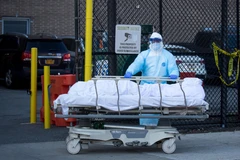 Nhân viên y tế chuyển thi thể bệnh nhân mắc COVID-19 tại một bệnh viện ở New York, Mỹ. (Ảnh: THX/TTXVN)