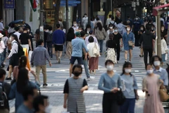  Người dân đeo khẩu trang phòng lây nhiễm COVID-19 tại Seoul, Hàn Quốc, ngày 20/9/2020. (Ảnh: Yonhap/ TTXVN)