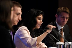 Nhà kinh tế trưởng của IMF, bà Gita Gopinath (giữa) phát biểu tại cuộc họp báo ở Washington, DC. (Ảnh: THX/TTXVN)