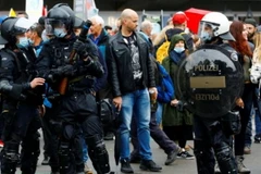 Cảnh sát giải tán đám đông tụ tập trái phép. (Nguồn: Reuters)