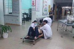 Xe máy lao vào những người cao tuổi đi bộ khiến 4 người nhập viện