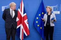 Thủ tướng Anh Boris Johnson và Chủ tịch Ủy ban châu Âu Ursula von der Leyen (phải) tại cuộc gặp ở Brussels, Bỉ, ngày 9/12/2020. (Ảnh: THX/TTXVN)