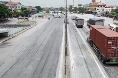 Quốc lộ 5 đang xuống cấp nghiêm trọng. (Nguồn: laodong.vn)