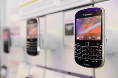 Sản phẩm mới nhất của Blackberry - điện thoại 4G Blackberry Bold 9900 được trưng bày tại cửa hàng ở Los Angeles, bang California (Mỹ). (Ảnh: AFP/TTXVN)