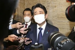 Cựu Thủ tướng Nhật Bản Abe Shinzo phát biểu với báo giới tại thủ đô Tokyo ngày 24/11/2020. (Ảnh: Kyodo/TTXVN)