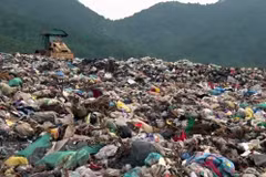 Rác thải chất đống tại Khu liên hợp xử lý chất thải rắn Nghi Yên, Nghệ An. (Ảnh: Tá Chuyên/TTXVN)