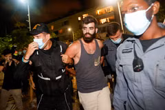 Cảnh sát Israel bắt giữ đối tượng quá khích tham gia biểu tình ở Quảng trường Habima, Tel Aviv, ngày 3/10/2020. (Ảnh: AFP/TTXVN)