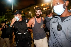 Cảnh sát Israel bắt giữ đối tượng quá khích tham gia biểu tình ở Quảng trường Habima, Tel Aviv, ngày 3/10/2020. (Ảnh: AFP/TTXVN)