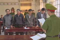 Cơ quan Công an đọc lệnh khởi tố, bắt tạm giam 4 lãnh đạo, cán bộ Công ty Trách nhiệm hữu hạn một thành viên Lâm nghiệp Ea Kar. (Ảnh: TTXVN phát)