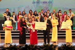 Các nhà tài trợ đóng góp cho Quỹ Bảo trợ trẻ em Việt Nam tại Chương trình. (Ảnh: Anh Tuấn/TTXVN)