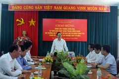 Bộ trưởng Bộ Giáo dục và Đào tạo Phùng Xuân Nhạ đến thăm và nói chuyện với Ban Giám hiệu trường THPT Tô Hiệu, thành phố Sơn La. (Ảnh: Hữu Quyết/TTXVN)