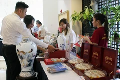 Doanh nghiệp giới thiệu sản phẩm, dịch vụ tour du lịch bên lề Hội nghị. (Ảnh: Mỹ Phương/TTXVN)