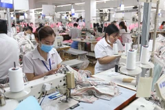Sản xuất hàng may mặc tại Công ty Cổ phần Thương mại xuất nhập khẩu May Phương Nam (quận Gò Vấp). (Ảnh: Thanh Vũ/TTXVN)