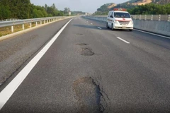Cao tốc Đà Nẵng-Quảng Ngãi nghìn tỷ mới khai thác đã hư hỏng. (Nguồn: VNEWS)